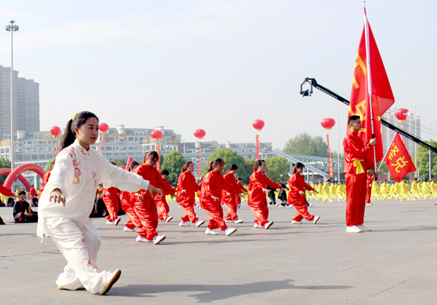 第八屆世界養(yǎng)生大會召開，學生及愛好者表演“千人五禽戲”