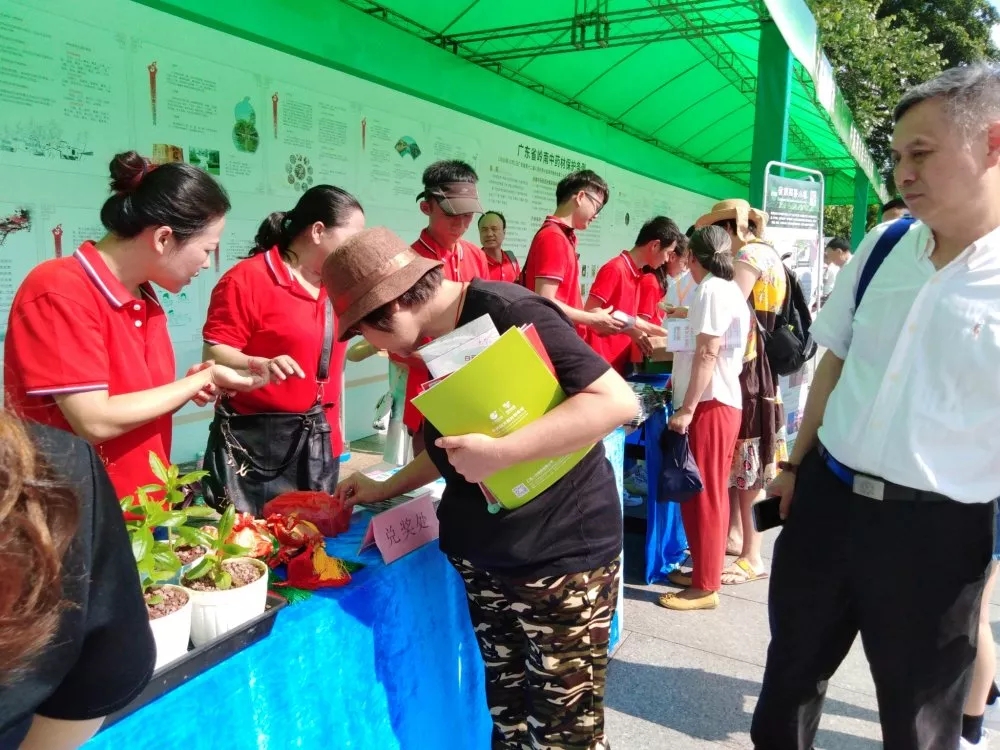 博覽園活動團(tuán)隊開始布置展臺，市民上前圍觀并積極詢問