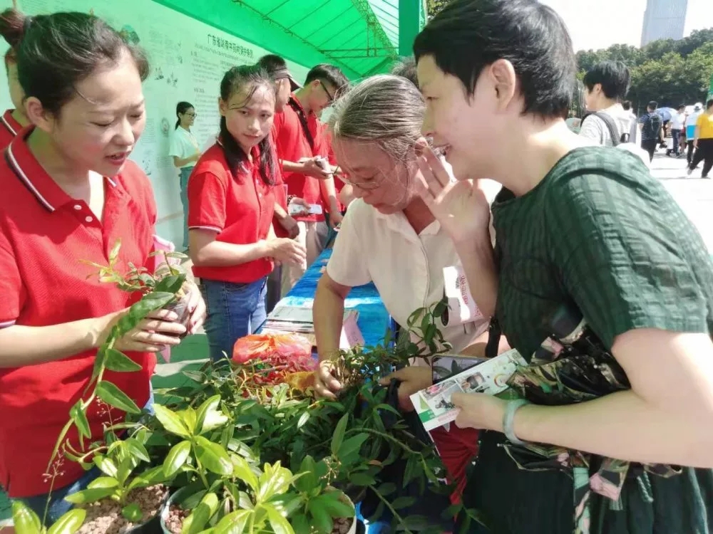 現(xiàn)場市民踴躍參加中藥知識提問和現(xiàn)場認(rèn)藥活動