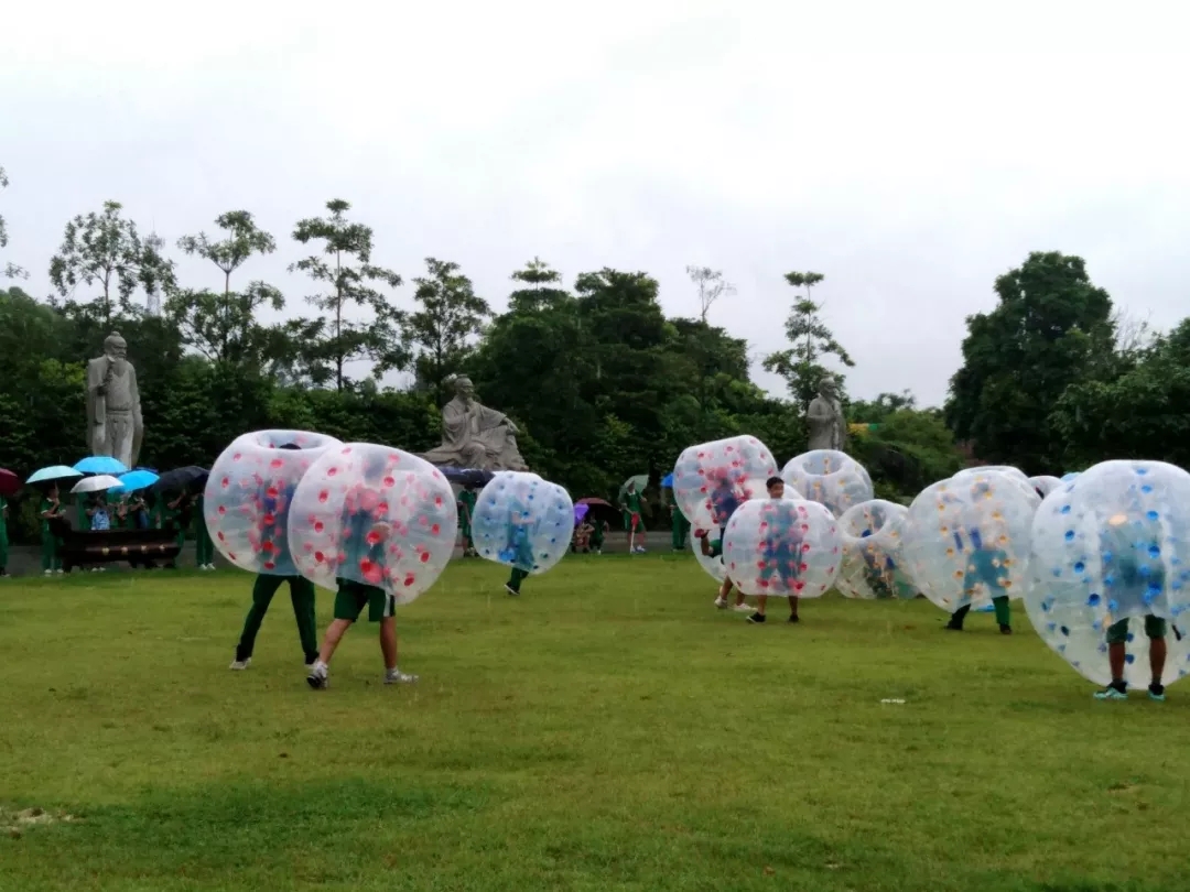 同學們在雨中游戲