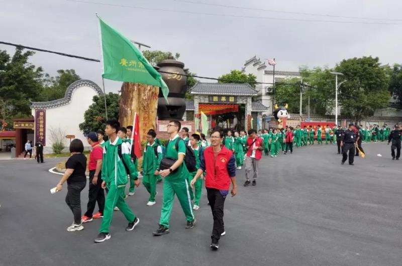 流溪中學(xué)高一年級(jí)組到嶺南中醫(yī)藥文化博覽園開(kāi)展徒步研學(xué)活動(dòng)